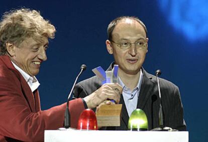 Fran Llorente (derecha) recoge el premio de <i>La 2. Noticias</i> de manos de Enrique San Francisco.