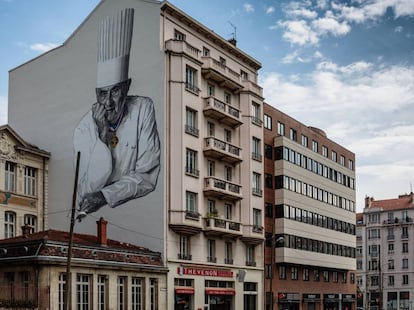 Una pintura en un edificio de Lyon recuerda a Paul Bocuse, su chef más celebrado. El grafiti está situado justo enfrente del mercado gastrónomico Les Halles de Lyon-Paul Bocuse, en el barrio de La Part-Dieu.