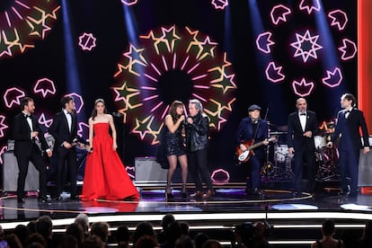 El grupo Amaral y Miguel Ríos, durante su actuación en la gala de los Goya.