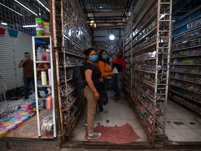 Comerciantes ambulantes en el barrio de Tepito, en Ciudad de México, en abril de 2020.