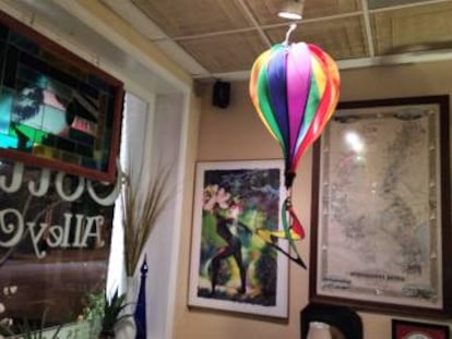 Un globo con la bandera LGTB en el restaurante Cotton, en Natchez (Misisipí).