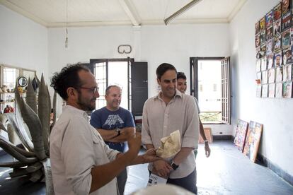 José Luis Herrera Gianino muestra una de sus obras de escultura a un grupo de visitantes del Barranco Open Studios, iniciativa que él mismo ideó, organizó e impulsó, y que se celebró los días 16 y 17 de abril de 2016 por primera vez.