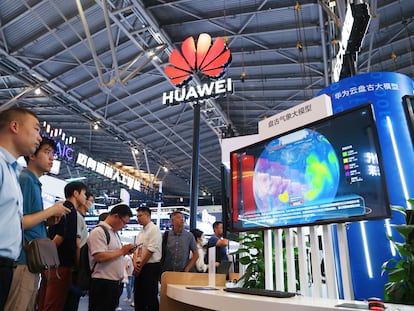 Logotipo de Huawei en un evento tecnológico en Shanghai, China.