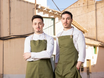 Los chefs Javier Sanz y Juan Sahuquillo, fotografiados en Casas Ibáñez (Albacete).