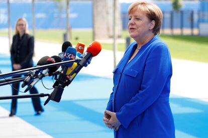 La canciller alemana Angela Merkel habla con los medios a su llegada a la Cumbre de la OTAN, el 11 de julio de 2018, en Bruselas.