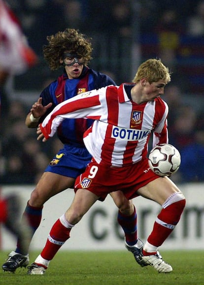Puyol marca a Fernando Torres en un partido de la temporada 2003-2004.