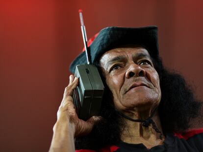 Un hombre escucha radio en Río de Janeiro.