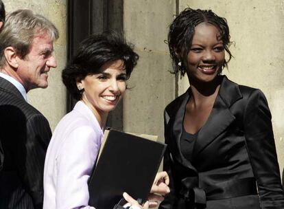 La secretaria de Estado de Derechos Humanos, Rama Yade (derecha); la ministra de Justicia, Rachida Dati, y el ministro de Exteriores, Bernard Kouchner.