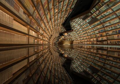 Una de las fotografías más repetidas entre quienes visitan la librería de la cadena Zhongshuge en la ciudad china de Yangzhou es este impresionante túnel de libros. Este establecimiento de 1.000 metros cuadrados también ha sido diseñado por el estudio de arquitectura e interiores X+Living. Y, en este caso, los espejos en el suelo han querido recordar el río que tan importante es en la vida de esta ciudad. Más información: <a href="http://www.xl-muse.com/html/en/index.php?ac=article&at=read&did=135" target="">xl-muse.com</a>