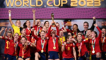 Spain's players celebrate after winning the Women's World Cup in Sydney on August 20, 2023.