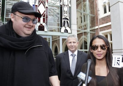 Kim Dotcom y su mujer Mona, a la salida de los juzgados de Auckland ayer.