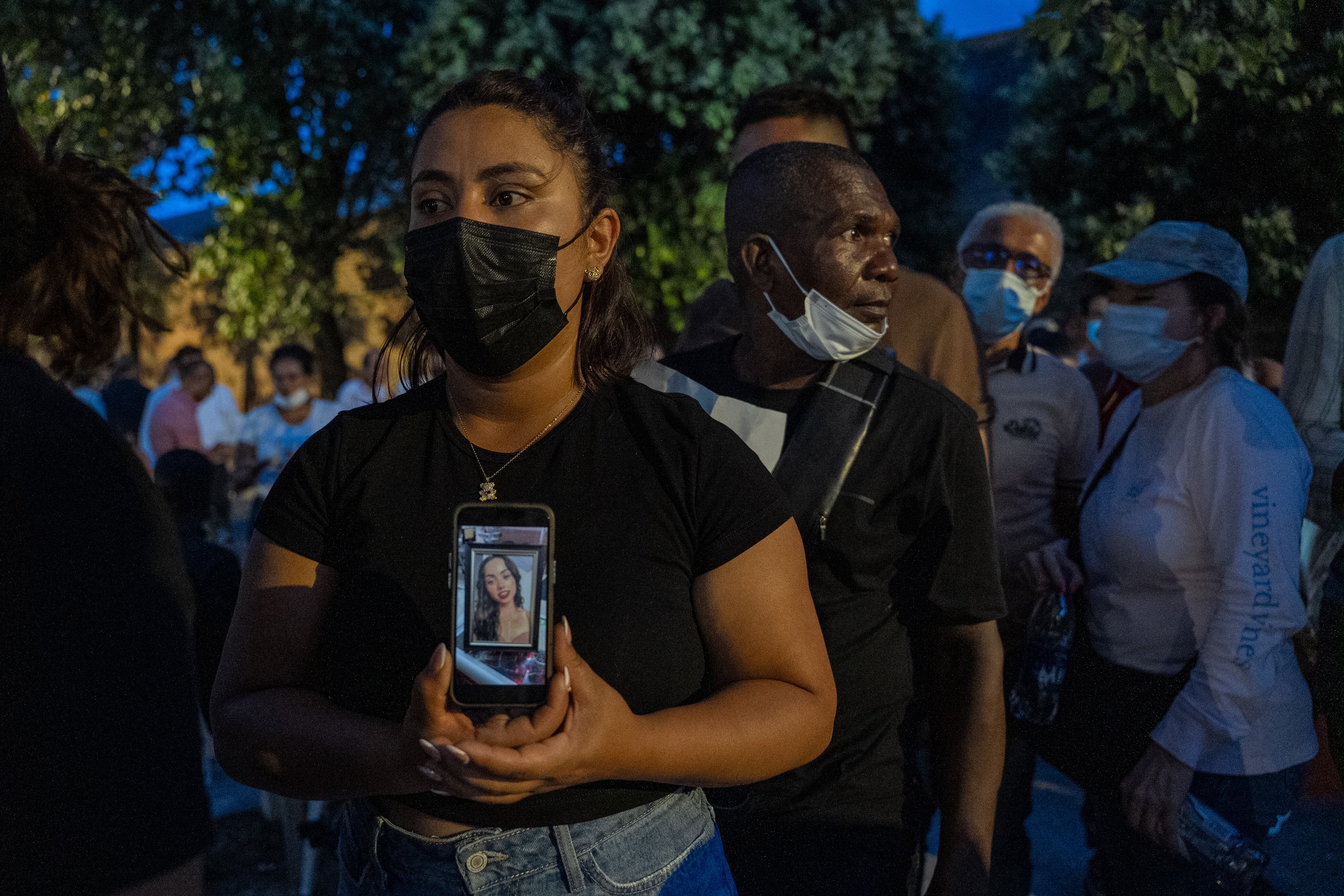 Katherine Reyes sostiene una foto de su hermana Laura Johana Reyes, víctima del terremoto, mientras hace fila afuera de la sede de Medicina Legal de Palmira.