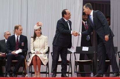 El rey Felipe VI saluda a François Hollande en presencia de los duques de Cambridge, Guillermo y Catalina.