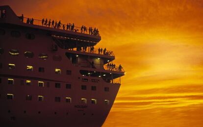 Un barco crucero al atardecer en el puerto de Miami, en EE UU.