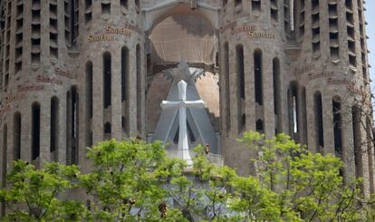 Creu de 7,5 metres a la façana de la Passió de la Sagrada Família.