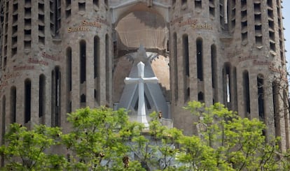 Cruz de 7,5 metros a la fachada de la Pasión de la Sagrada Familia.