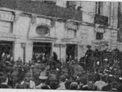La comitiva funeraria de Calderón se detiene ante el Teatro Español.
