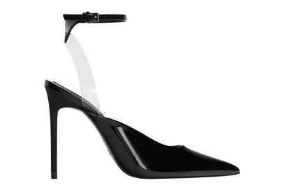 La fiebre del zapato transparente llega discretamente al universo low cost. Este modelo es de Zara y cuesta 35,95 euros.