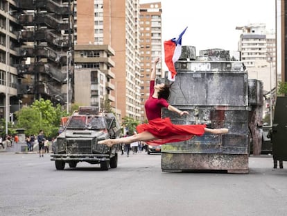 'O despertar', fotografia artística com o salto da bailarina Catalina Duarte diante de blindados da polícia em Santiago em 25 de outubro.