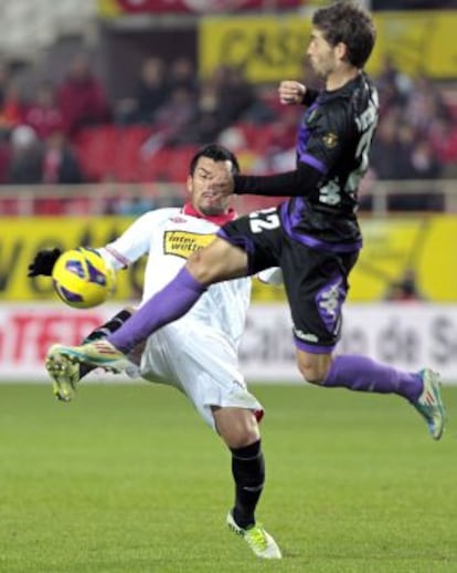 Medel pelea un balón con Víctor Pérez.