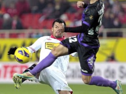 Medel pelea un balón con Víctor Pérez.