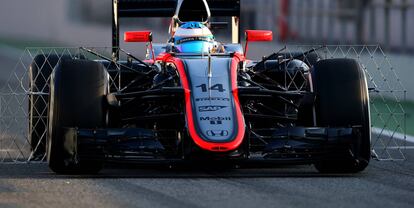 MONTMELO, SPAIN - FEBRUARY 20: Fernando Alonso of Spain and McLaren Honda drives during day two of Formula One Winter Testing at Circuit de Catalunya on February 20, 2015 in Montmelo, Spain. (Photo by Mark Thompson/Getty Images)