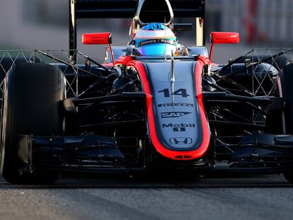 MONTMELO, SPAIN - FEBRUARY 20: Fernando Alonso of Spain and McLaren Honda drives during day two of Formula One Winter Testing at Circuit de Catalunya on February 20, 2015 in Montmelo, Spain. (Photo by Mark Thompson/Getty Images)