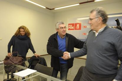 Raúl Fernández, secretario provincial, saluda a otros dirigentes