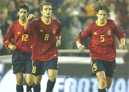 Valerón, Baraja y Puyol celebran el segundo gol de España.