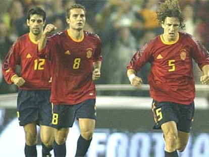 Valerón, Baraja y Puyol celebran el segundo gol de España.