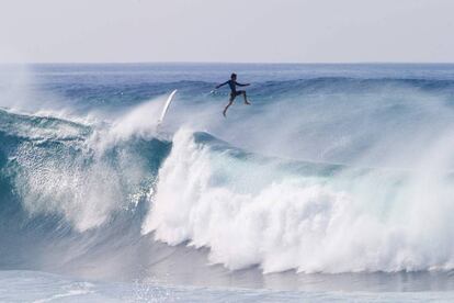 El surfista Balaram Satck, de Estados Unidos, en un momento de la competición en Oahu (Hawái).