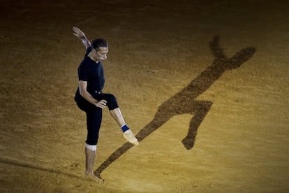 El bailaor y coreágrafo Israel Galván durante la primera parte de su espectáculo 'Arena' de nombre 'Bailaor' celebrado en la Real Maestranza de Sevilla.