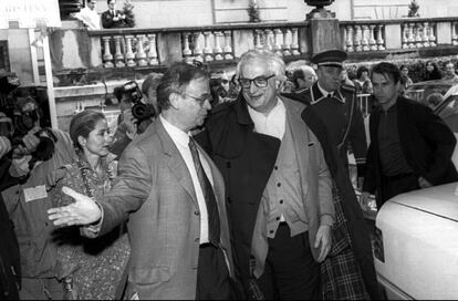 El director de cine Bertrand Tavernier, acompañado del Philippe Torreton, es recibido por Diego Galán en Festival de Cine de San Sebastián, el 25 de septiembre de 1996. 