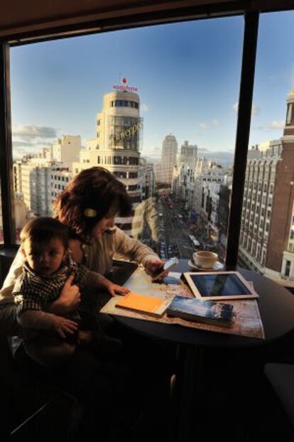 La Gran Vía de Madrid, con el edificio Capitol y, al fondo, la Torre de Madrid.