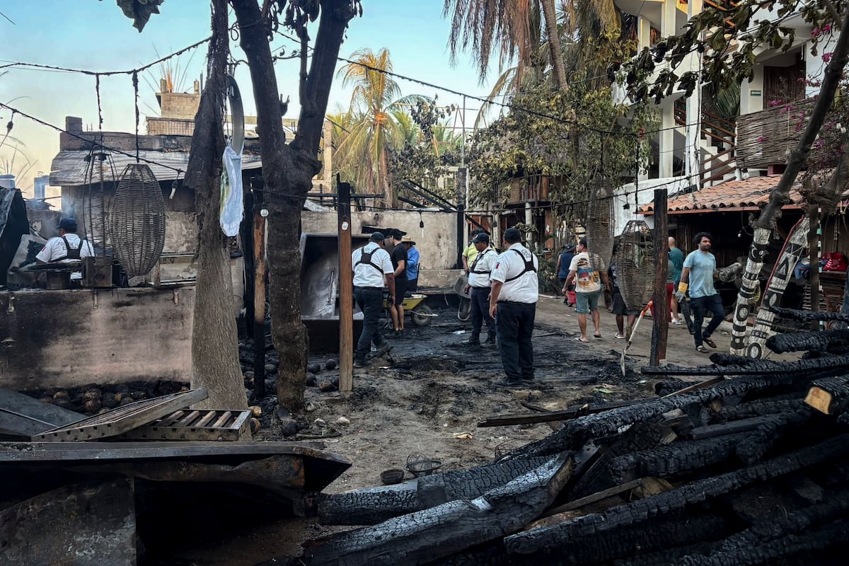 Un incendio destruye al menos 55 establecimientos en Punta Zicatela