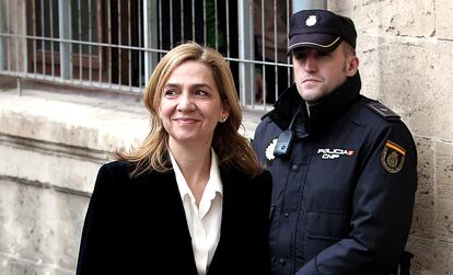 La infanta Cristina a la entrada de los juzgados de Palma de Mallorca, citada por el juez para declarar en el "caso Nóos".