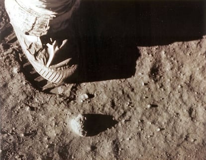 El pie derecho de Neil Armstrong deja su huella en la Lunta el 20 de julio de 1969