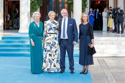 La princesa Benedicta de Dinamarca ha posado a su llegada con su hija, la princesa Alexandra Sayn-Wittgenstein-Berleburg, y el marido de esta, Michael Ahlefeldt-Laurvig-Bille, conde de Egeskov. Además, les ha acompañado la infanta Elena.