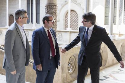 El presidente Puigdemont con el presidente de Societat Civil Catalana Rafael Arenas y Joaquim Coll.