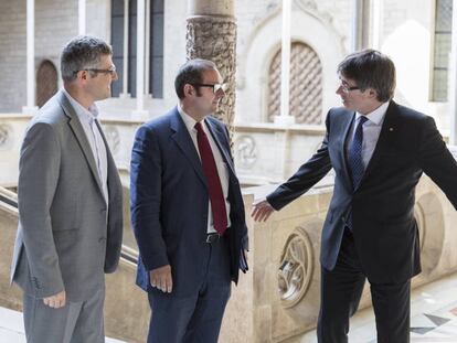 El presidente Puigdemont con el presidente de Societat Civil Catalana Rafael Arenas y Joaquim Coll.