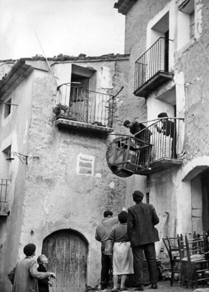 Los vecinos de Tragó de Noguera vacían sus casas para abandonar el pueblo.