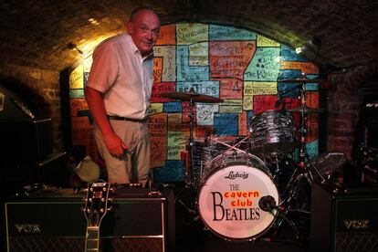 Dave Jones, uno de los cuatro socios de The Cavern en el escenario de The cavern Club. Jones es uno de los tres copropietarios que reabrieron el local en 1991. La última en entrar ha sido Julia Lennon, hermana de John.