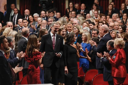 El rey Felipe VI y la reina Letizia, a su llegada a la 43º edición de los Premios Princesa de Asturias, este viernes en el teatro Campoamor de Oviedo. 
