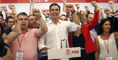 GRA540. MADRID, 21/05/2017.- El vencedor de las primarias socialistas, Pedro S&aacute;nchez (c), comparece en Ferraz tras conocerse los resultados de las votaciones para la Secretar&iacute;a General del PSOE, en las que ha vencido con m&aacute;s del 50 por ciento de los votos. EFE/Javier Liz&oacute;n