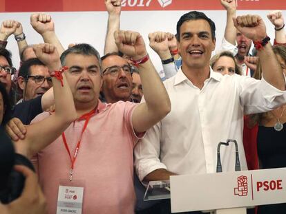 GRA540. MADRID, 21/05/2017.- El vencedor de las primarias socialistas, Pedro S&aacute;nchez (c), comparece en Ferraz tras conocerse los resultados de las votaciones para la Secretar&iacute;a General del PSOE, en las que ha vencido con m&aacute;s del 50 por ciento de los votos. EFE/Javier Liz&oacute;n