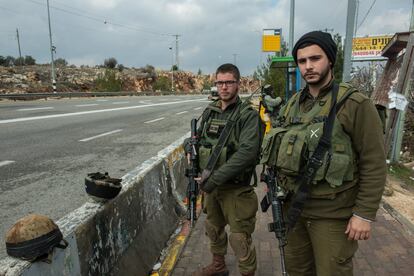 El Ejército vigila los puntos donde se suelen producir ataques contra israelíes en Cisjordania. Parada de autobús a la entrada del asentamiento de Ofra.