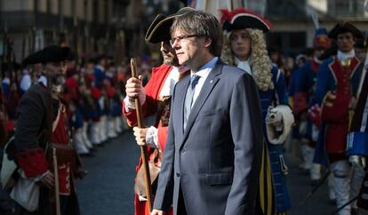 Carles Puigdemont con mimebros de la Coronela y los Miquelets en la plaza Sant Jaume.