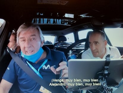 Unzue y Arrieta, al volante, animan a Valverde durante una etapa del Tour de 2020, en una imagen del documental de Netflix.