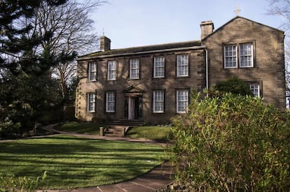 Fachada del Brontë Parsonage Museum, la casa familiar de las hermanas Brontë en el pueblo inglés de Haworth.