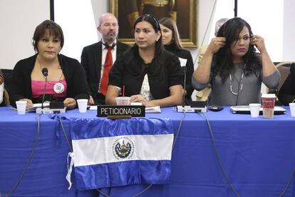 Sesión de denuncia de la violencia contra personas trans en El Salvador ante la Comisión Interamericana de Derechos Humanos en 2015. A la derecha, Karla Avelar.